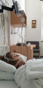 Bilder aus dem Schlaflabor , schlafende Patientin mit spezieller Apparatur verbunden